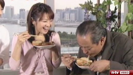 M�rz 2011: Fernsehmoderator
                                Norikatsu Ukutsa isst radioaktiv
                                verseuchtes Fukushima-Gem�se