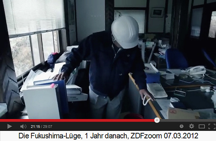 Atomingenieur Yukitero Naka in
                seiner Firma in Tomioka, das Durcheinander vom Erdbeben
                ist noch vorhanden