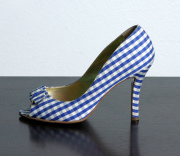 Der
                          Flamenco-St�ckelschuh ist vorne offen und
                          schr�nkt die Zehen weniger ein. Es werden
                          "nur" die K�rperhaltung verformt,
                          der Fuss falsch belastet und verformt, und
                          B�den ruiniert