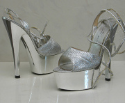 Plateau-Slings-St�ckelschuhe sind noch
                          krimineller, denn das hohe Plateau macht die
                          Frau beim Gehen insgesamt noch instabiler