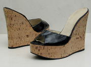 Die
                          Korkkeil-Pantolettes der 1970er Jahre sind
                          eine Zwischenform, aber brandgef�hrlich, weil
                          jeglicher Halt fehlt