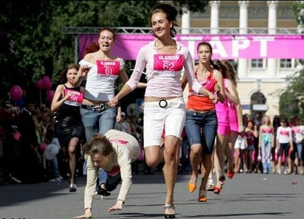 Die
                          Perversion eines High-Heel-Rennens mit vielen
                          St�rzen und Verletzungen ist nicht mehr zu
                          �berbieten, wenn man betrachtet, dass dieser
                          Sport eine Werbung f�r zerst�rerische
                          St�ckelschuhe ist...