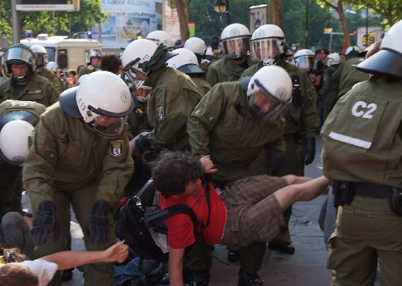Polizeieinsatz in
                  Ober-Ramstadt wegen Heimunterricht - Familie wird
                  jahrelang verfolgt und war jahrelang auf der Flucht -
                  kriminelle Polizei will Arbeit haben und nimmt den
                  Eltern die Kindern weg.
