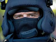 Marsmenschen-Polizist eines
Sondereinsatzkommandos (SEK) in Deutschland mit
Vermummung Marsmenschen-Polizist eines
Sondereinsatzkommandos (SEK) in Deutschland mit
Vermummung