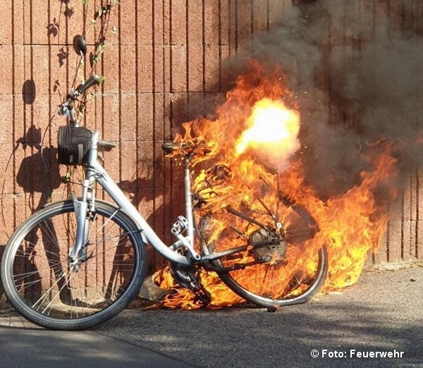 Mendig (Rheinland-Pfalz) 20.8.2020:
Lithium-Ionen-Akku am E-Bike brennt - Feuerwehr
muss löschen: Wenn ein E-Bike brennt Mendig
(Rheinland-Pfalz) 20.8.2020: Lithium-Ionen-Akku am
E-Bike brennt - Feuerwehr muss löschen: Wenn ein
E-Bike brennt