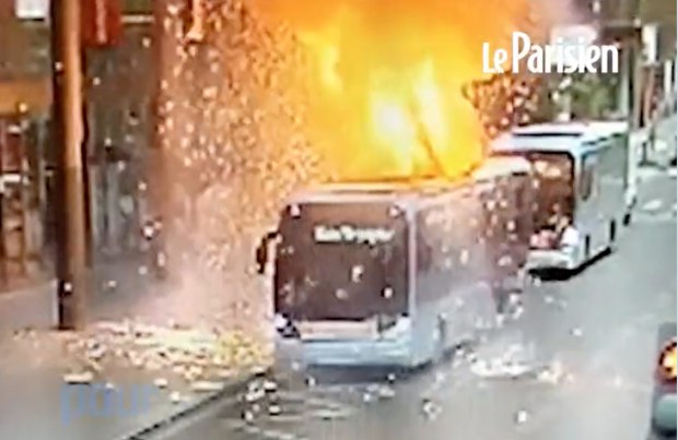 Paris 5.5.2022: "Elektrobus explodiert
in Paris – die Gefahr der Batterie-Fahrzeuge"
- der Brand war am 2.5.2022 Paris 5.5.2022:
"Elektrobus explodiert in Paris – die Gefahr
der Batterie-Fahrzeuge" - der Brand war am
2.5.2022