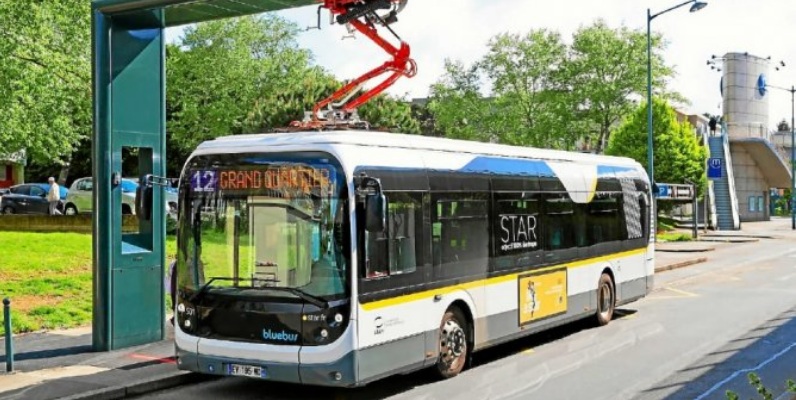 E-Bus der Firma Bolloré in Frankreich an
der Ladestation - brennt gut! E-Bus der
Firma Bolloré in Frankreich an der Ladestation -
brennt gut!