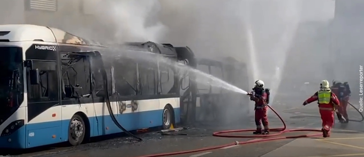 Klassisch: Hybrid-E-Bus brannte gestern in
Zürich-Höngg am 16.6.2025 Klassisch:
Hybrid-E-Bus brannte gestern in Zürich-Höngg am
16.6.2025