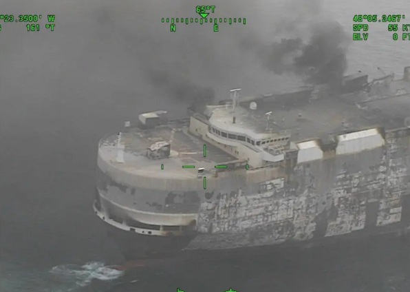 E-Autos auf Hochseeschiff am 12.6.2025: Das
                    Schiff "Morning Midas" ist abgebrannt