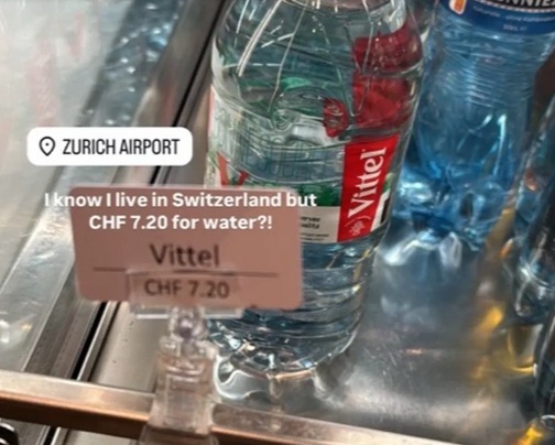 Kriminelle Schweizer am Flughafen
Zürich-Kloten ohne Preiskontrolle am 19.9.2024: Da
verlangt jemand 7,20 Franken für 3 dl
Vittell-Wasser Kriminelle Schweizer am
Flughafen Zürich-Kloten ohne Preiskontrolle am
19.9.2024: Da verlangt jemand 7,20 Franken für 3
dl Vittell-Wasser