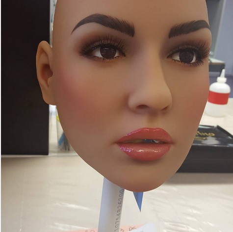 Intelligenter Sexroboter in Frauenform
                          der Firma RealDoll, die Maske mit dem Gesicht
                          kann man aussuchen