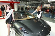 ... o dilapidar la
                      plata con lujo (aqu�: autos de lujo con mujeres)