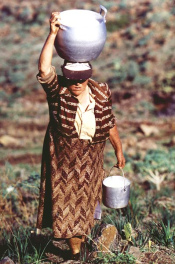 Una lechera con su
                      c�ntaro en la cabeza fue en fuertes fantas�as ...