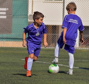 Chinder
schpiled Fuessball Chinder schpiled Fuessball