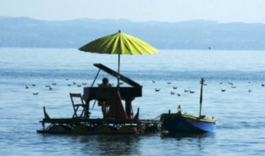 Raft 03 on Zurich
                              Lake with inspiration and concert piano,
                              Roman Rutishauser