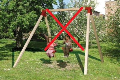 Negative swings 01 with
                            too highly installed swings, the children
                            are "hanging in the air", Weka
                            Playground devices