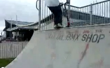 Skatepark 11:
                              scooting with a turn of 180 degrees,
                              Horfield District, Bristol, England