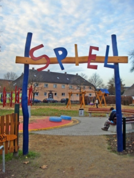 Portada 02 del parque
                            infantil Hochstrass / Gr�ner Weg en la
                            ciudad de Moers, norte-Westfalia, Alemania