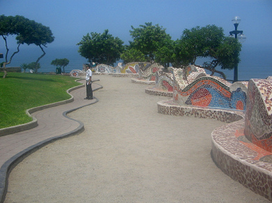 Fantas�a 05: banco en forma de olas
                              con maicos en el parque de los enamorados
                              en Lima-Miraflores en el Per�