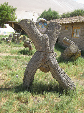 Escultura humana de ramos fuertes en la
                            granja "Eco Truly" en el valle
                            Lluta en la regi�n de Arica en Chile