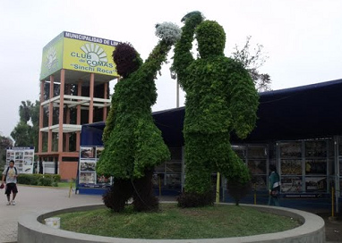 Esculturas
                            humanas de seto en el parque Sinchi Roca,
                            chico con chica, Lima, Per�