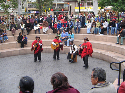 Anfiteatro con escaleras en piedras
en el parque Kennedy en Lima-Miraflores con
música folclórica peruana (2010) Anfiteatro con escaleras en piedras en
el parque Kennedy en Lima-Miraflores con
música folclórica peruana (2010)