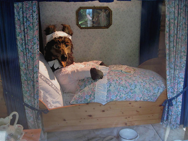 Bosque de cuentos en Ibbenbueren 02,
un lobo en una cama (cuento: Caperucita
Roja) Bosque de cuentos en Ibbenbueren 02, un
lobo en una cama (cuento: Caperucita Roja)