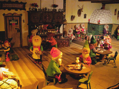 Bosque de cuentos en Ibbenbueren 06,
enanos tomando (cuento: Blancanieves) Bosque de cuentos en Ibbenbueren 06,
enanos tomando (cuento: Blancanieves)