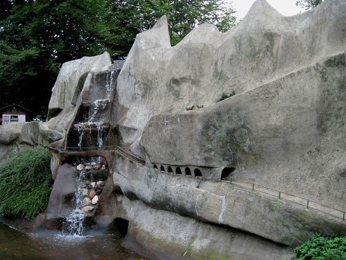 Bosque de cuentos en Ibbenbueren
07, una roca con una galería y una
catarata da un ambiente como en una
barranca Bosque de cuentos en Ibbenbueren 07,
una roca con una galería y una catarata da
un ambiente como en una barranca