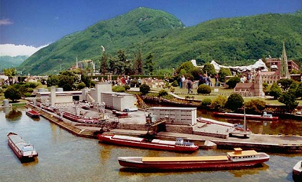 Swiss Miniature 04,
puerto en el Reno de Basilea Swiss Miniature 04, puerto en el Reno
de Basilea