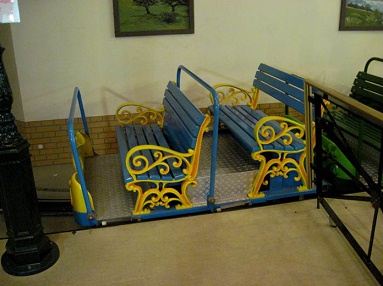 Tren de
temas en Ibbenbueren 02, el tren tiene
remolques abiertos con bancos en el estilo
del siglo XIX Tren de temas en Ibbenbueren 02, el
tren tiene remolques abiertos con bancos en
el estilo del siglo XIX