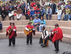 Un anfiteatro con escalones de
                                piedras en el parque Kennedy en
                                Lima-Miraflores con m�sica folcl�rica
                                peruana (2010)
