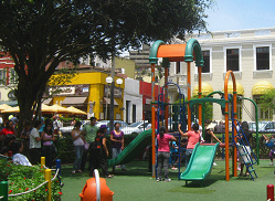 Castillo infantil con un c�sped
                                artificial, parque Kennedy en
                                Lima-Miraflores en el Per�