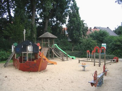 Parque infantil
                            en la calle Wilhelm Busch en Ibbenbueren
                            (Alemania) con un barco con un tobog�n, con
                            un castillo con otro tobog�n, con balancines
                            demuelle y con un caj�n de arena