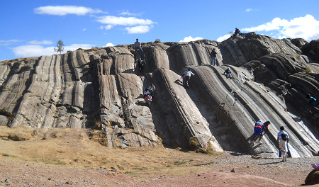 Tobog�n natural por al
                                        formaci�n rocosa 04, con
                                        toboganes largos para ni�os
                                        grandes y adultos, en
                                        Sacsayhuam�n cerca de Cusco,
                                        Per�
