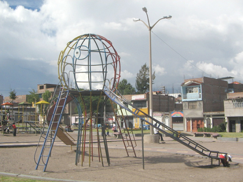Tobog�n doble en la forma de una
                                escultura de globo multicolor 03,
                                Ayacucho, Avenida Prolongaci�n de la
                                Libertad, Per�