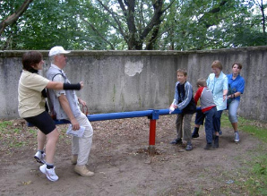 Otro balanc�n sobrecargado por un
                                grupo de adultos cerca del lago Mueggel
                                en Alemania