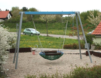 Nido de p�jaro grande
                              01 en la calle Beethoven en Kirchardt, BW,
                              Alemania