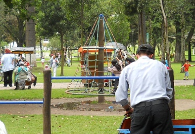 Carrusel en el agua en el
                                    parque Ejido en Quito, Ecuador