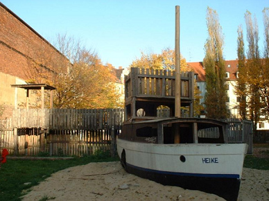 Ese barco retirado de
                                      personas llamado "Heike"
                                      est� en el parque infantil de
                                      Glocksee ("Lago de
                                      campanas") en Hannover