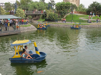 Aguas 03: manejar pedalo (velomar) en
                            la laguna del parque de la Amistad en Surco,
                            Lima, Per�