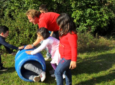 Fiesta en el parque
                              infantil 01, arrollar barriles en
                              Berl�n-Wedding