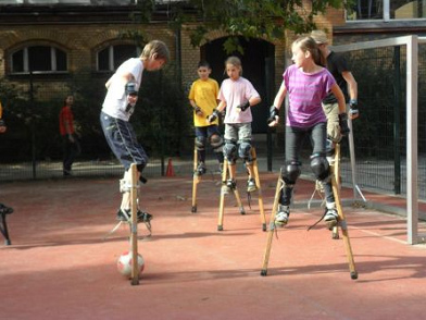 Fiesta en el parque
                          infantil 02, f�tbol en zancos en
                          Berl�n-Wedding