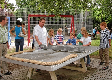 Fiesta en el parque
                              infantil 10, tenis de mesa convertido en
                              un parque de bolitas en Ilvesheim, regi�n
                              de Mannheim, Alemania