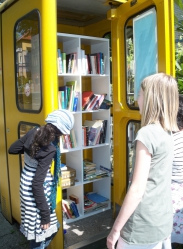 Fiesta en el parque
                              infantil 13, cambio de libros en una
                              cabina telef�nica vac�a, Kassel, Alemania