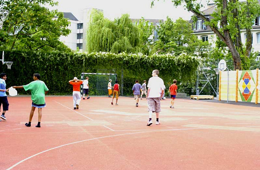 Campo
                          combinado en rojo en la escuela de
                          Schanzengraben en Zurich, con f�tbol y
                          balonmano a lo largo y baloncesto de manera
                          transversal