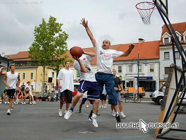 Baloncesto en la calle 04 con una canasta
                          doblable, sin localidad, en Austria