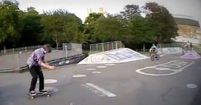 Patinaje 10, monopat�n
                          y bicicleta BMX en la pista al mismo tiempo,
                          distrito de Horfield en Bristol, Inglaterra