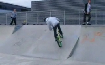 Patinaje 13: ir de bicicleta con una
                          vuelta de 180 grados 01, parque Horfield en
                          Bristol, Inglaterra