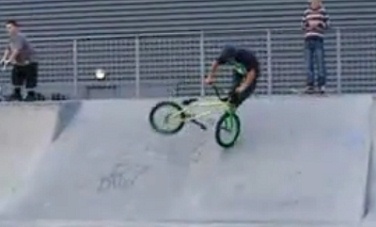 Patinaje 15: ir de bicicleta con una
                          vuelta de 180 grados 03, parque Horfield en
                          Bristol, Inglaterra